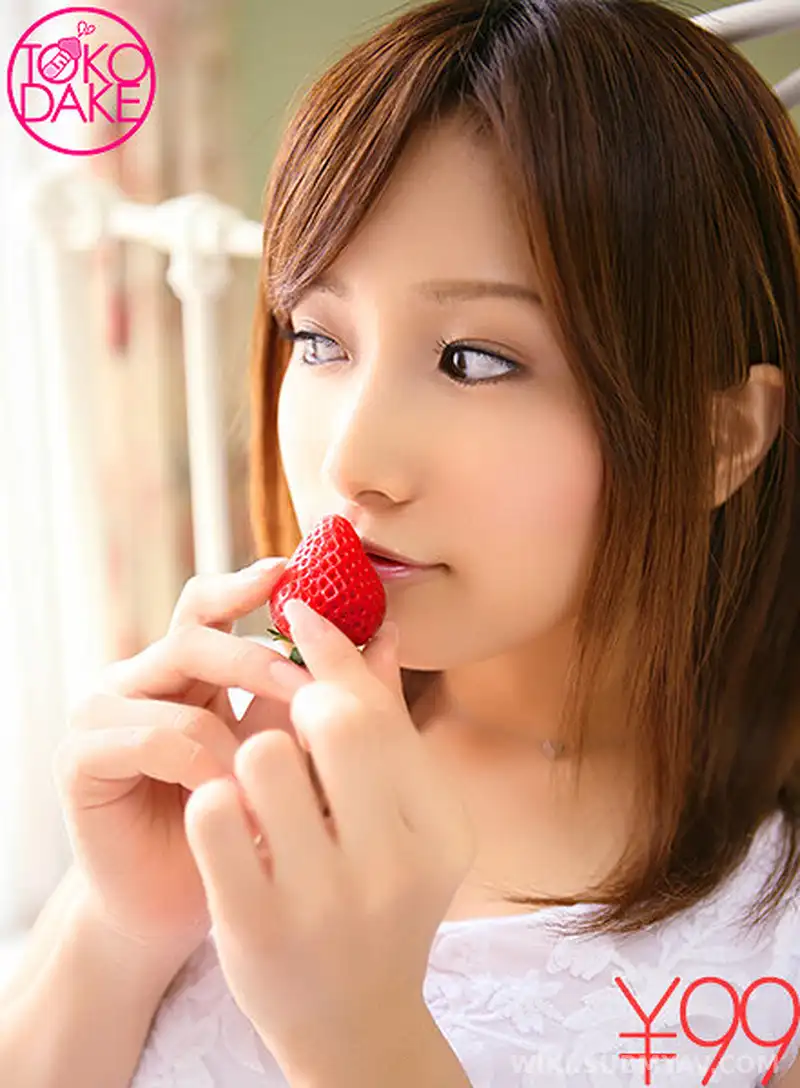 TD039DV-01279 【お得】AVアイドルのデビュー作でのフェラ抜き&初顔射&お掃除フェラ。チ○ポ弄りから匂いを嗅いで亀頭をチロチロ舐める。裏筋&玉舐め、そしてぱっくり咥えてフェラ。唾たらしてシコシコジュボジュボ。イッたチ○ポからの初顔射&お掃除フェラ。 小島みなみ